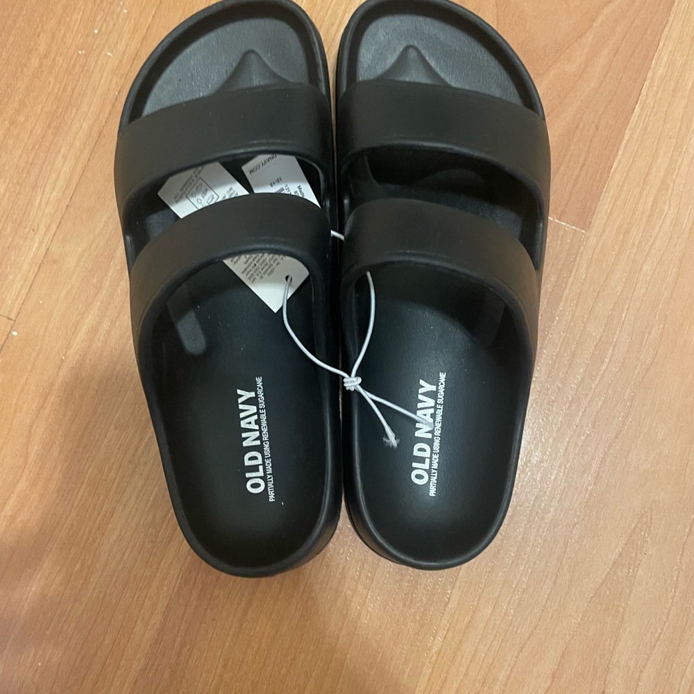 Old navy black sandals, never used still with the tag size 12-13 in kids